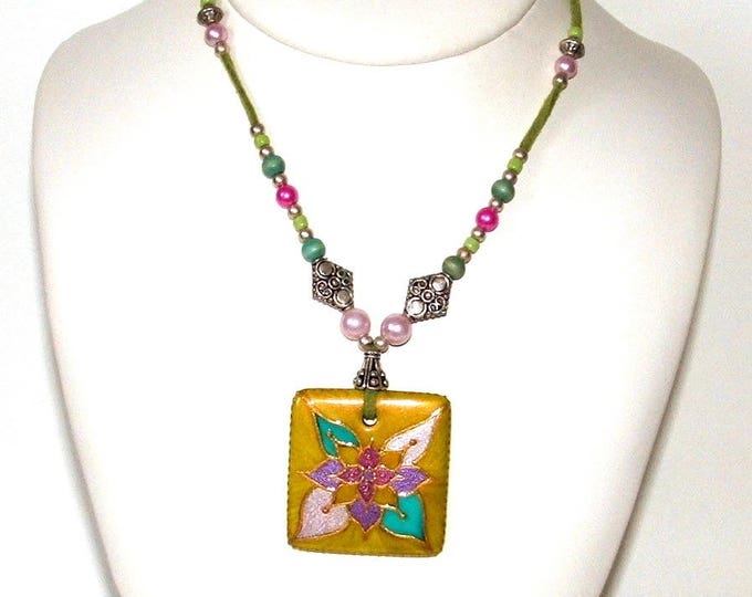 Collier pendentif femme,fait main,collier sautoir femme,porcelaine décoré main,motif fleur,vert mauve turquoise,romantique et bohème