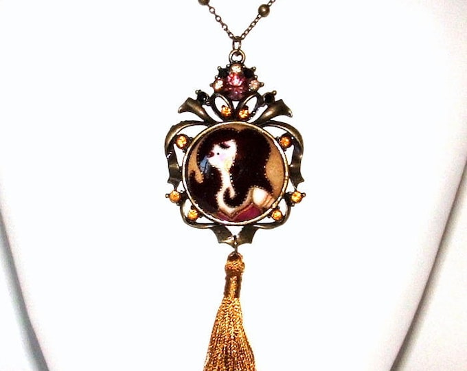 Collier sautoir femme ,collier bohème moutarde,médaillon bronze,porcelaine peinte,pompons,zwarowski,femme peinte,sautoir chaine bronze