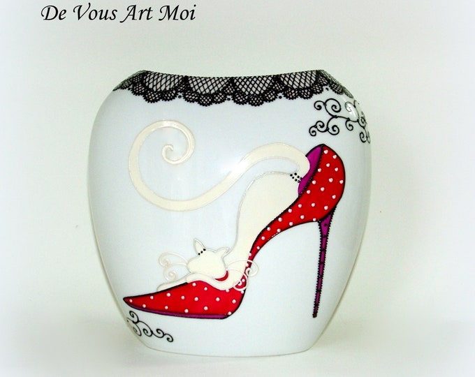 Vase porcelaine chat,fait main,vase chat blanc,vase porcelaine peinte main,chat dans escarpin rouge,décoration chat,vase artisanal