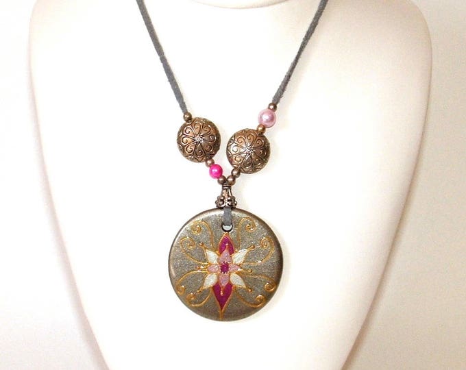 Sautoir collier femme,pendentif rond artisanal,fait main,porcelaine décorée main,bijou artisanal,rose,gris