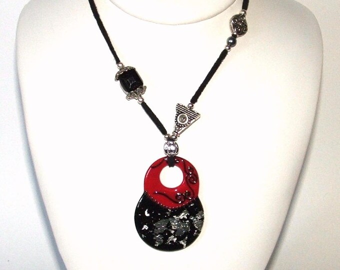 Collier femme pendentif,fait main,collier rouge noir,en porcelaine,peint à la main,collier sautoir ajustable,collier artisanal