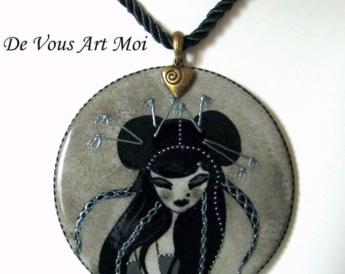 Collier pendentif rond visage,collier femme porcelaine peinte,artisanal fait main