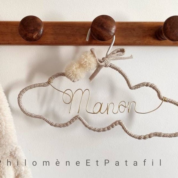 Cintre prénom personnalisable en  fil de fer, décoration murale pour chambre d'enfant "nuage pompons"