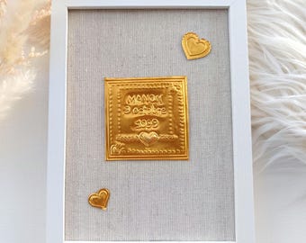 Personalisierbarer Rahmen mit goldenem Metallstempel, der mit Ihrem Vornamen und Geburtsdatum geprägt ist – ein perfektes Babygeschenk