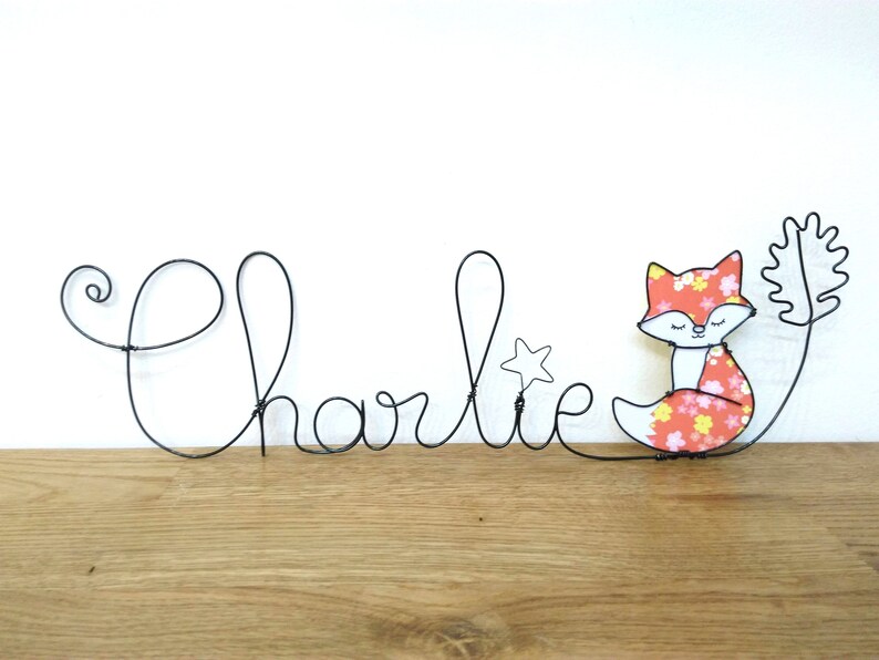 Prénom fil de fer personnalisable, couronne avec feuilles, décoration murale pour chambre d'enfant, couronne de fleurs prénom, déco murale