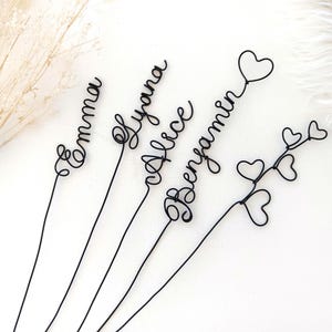 Nome personalizzato su gambo, con o senza cuoricino, da aggiungere ai vostri bouquet di fiori o alle decorazioni da tavola: un'ottima idea regalo!