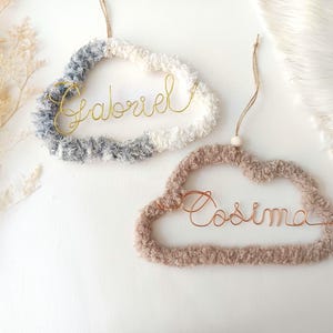 Nuvola in legno con nome in filo personalizzabile e filo "orsetto" per la decorazione della parete della cameretta dei bambini