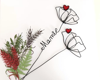 Papoula artesanal personalizada em arame com um coração de tecido vermelho, flor com nome personalizado em arame, pronta para presentear.
