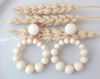 Boucles d'oreilles (petit modèle) créoles perles écru - crème en résine - esprit vintage