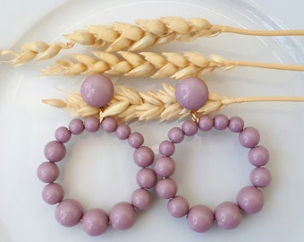 Boucles d'oreilles (modèle moyen) créoles perles lilas en résine - esprit vintage