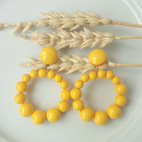 Boucles d'oreilles (petit modèle) créoles perles jaune d'or en résine - esprit vintage