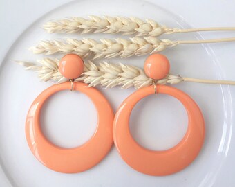 Boucles d'oreilles EVA bis - pendentif cercle évidé orange corail en résine - esprit vintage