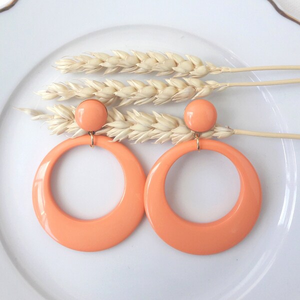 Boucles d'oreilles EVA bis - pendentif cercle évidé orange corail en résine - esprit vintage