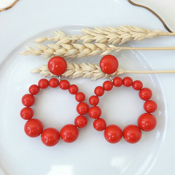 Boucles d'oreilles (modèle XL) créoles perles rouges en résine - esprit vintage