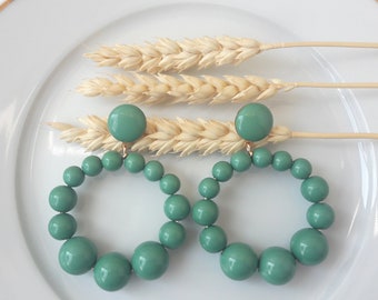 Boucles d'oreilles (modèle XL) créoles perles vertes en résine - esprit vintage