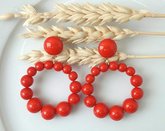 Boucles d'oreilles (petit modèle) créoles perles rouges en résine - esprit vintage