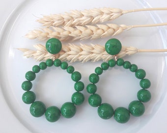 Boucles d'oreilles (grand modèle) créoles perles vert imitation malachite en résine - esprit vintage