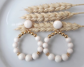 Boucles d'oreilles AURORE -  créoles perles dorées et ivoires en résine - esprit vintage