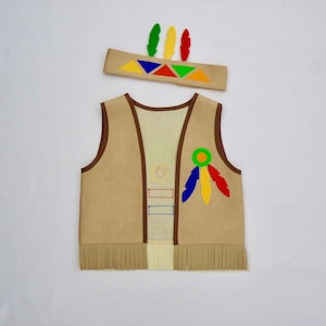 Puede incluir: Un chaleco de gamuza marrón con ribete de flecos y detalles de fieltro de colores. El chaleco tiene una banda decorativa con triángulos de fieltro de colores y plumas.