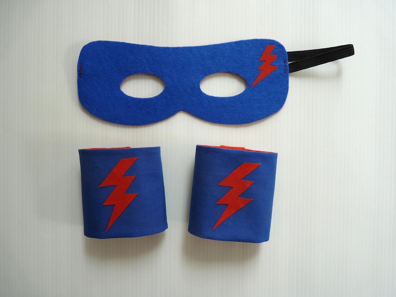 déguisement enfant cape de super héros bleue, cape super héros bleue avec éclair rouge, cape de super héros avec masque et manchettes image 6