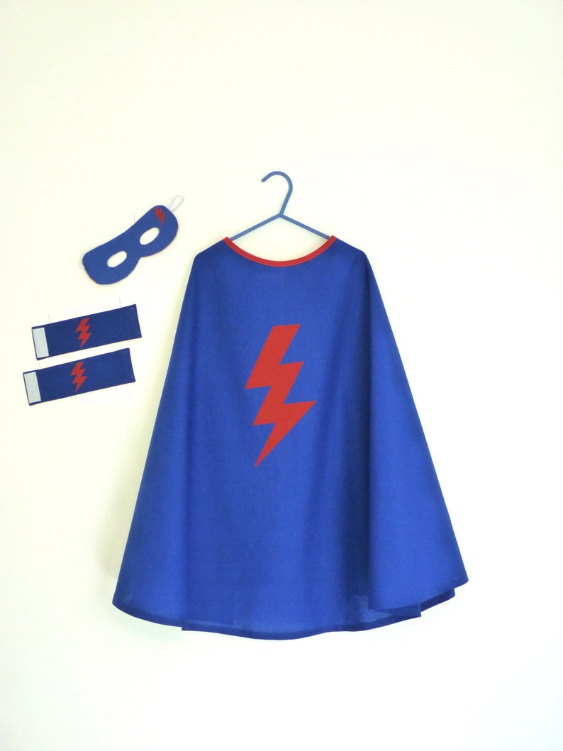 déguisement enfant cape de super héros bleue, cape super héros bleue avec éclair rouge, cape de super héros avec masque et manchettes image 7