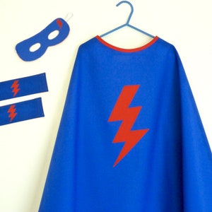 déguisement enfant cape de super héros bleue, cape super héros bleue avec éclair rouge, cape de super héros avec masque et manchettes image 5