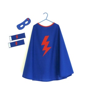 déguisement enfant cape de super héros bleue, cape super héros bleue avec éclair rouge, cape de super héros avec masque et manchettes image 4