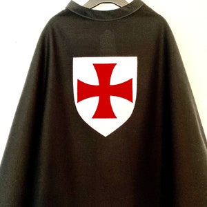 Déguisement de chevalier, cape de chevalier, cape noire chevalier, déguisement enfant, cape avec blason, cape pour enfant, lafeebrochette image 2