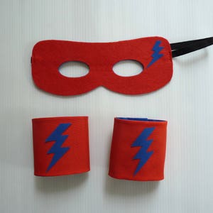 déguisement enfant cape de super héros bleue, cape super héros bleue avec éclair rouge, cape de super héros avec masque et manchettes image 8