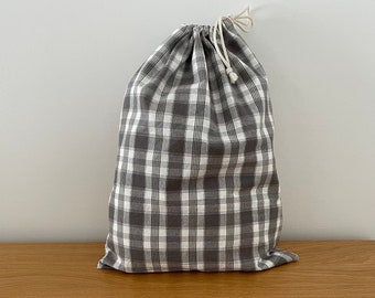 Sac à linge dans les tons gris et blanc, laundry bag, sac à linge sale