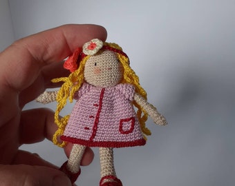 Poupée  miniature amigurumi