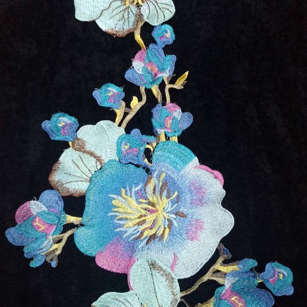 Applique, fleurs bleues