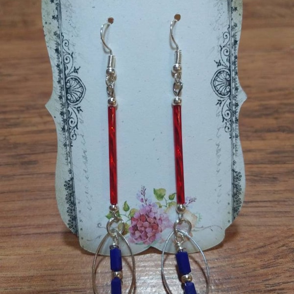 Boucles d'oreilles longues perles de rocaille rouge et losange avec ses petites perles bleues