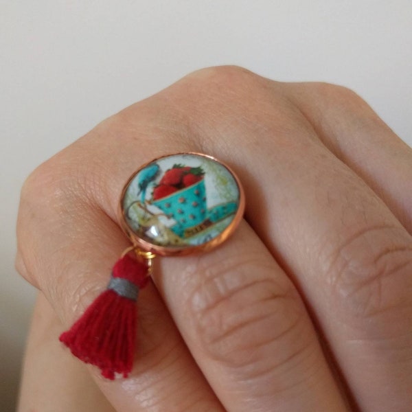 Bague cabochon tasse de fraises