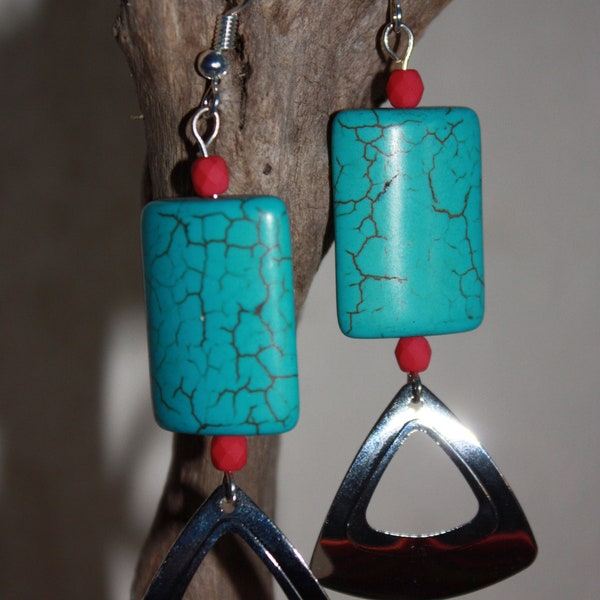 Boucles d'oreilles Howlite turquoise, perles fuchsia & triangle