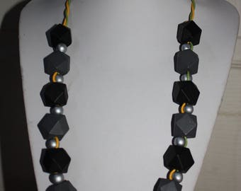 Collier sautoir en bois noir et gris