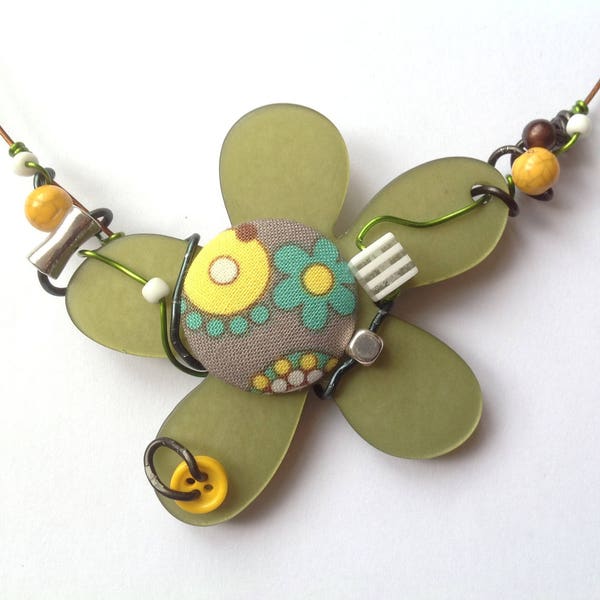 Collier ras de cou Flower Power perles et bouton en tissu