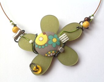 Collier ras de cou Flower Power perles et bouton en tissu