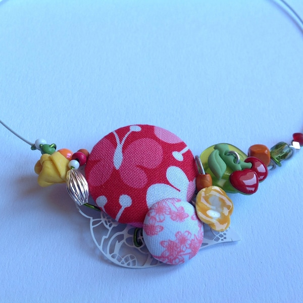 Collier ras de cou Tutti-frutti boutons artisanaux recouverts,boutons fantaisie et perles sur tour de cou à vis en fil câblé.