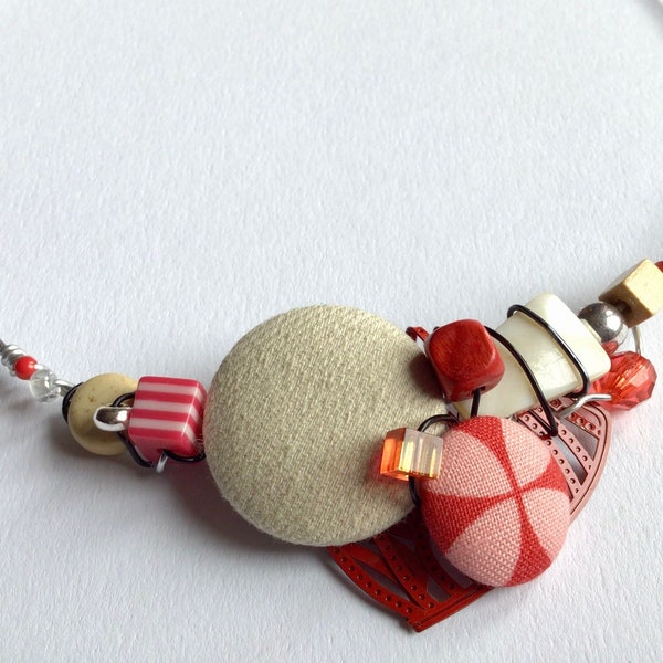 Choker Harmony in red and beige covered buttons on nylon coated wire