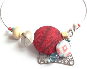 Collier boho , ras de cou,boutons artisanaux,perles et fil d'aluminium sur tour de cou à vis en fil câblé.