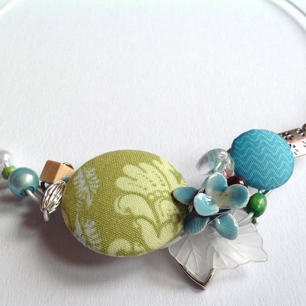 Collier ras de cou "Le printemps arrive! ",boutons recouverts et perles sur tour de cou à vis en fil câblé.