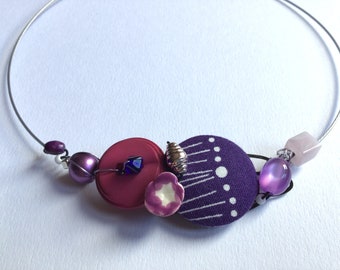 Collier ras de cou « harmonie en prune et violet »bouton recouvert artisanal, perles et boutons sur tour de cou à vis en fil câblé