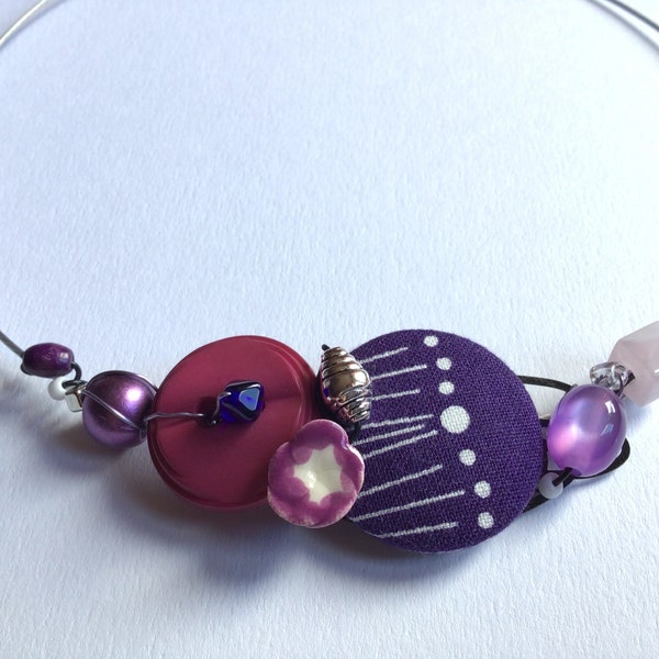 Collier ras de cou « harmonie en prune et violet »bouton recouvert artisanal, perles et boutons sur tour de cou à vis en fil câblé