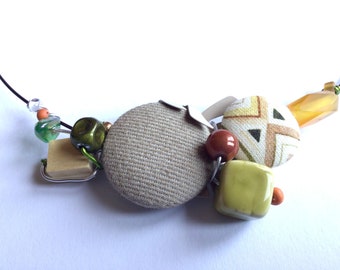 L’automne est là ! Collier ras de cou,boutons recouverts artisanaux,perles sur tour de cou à vis en fil câblé
