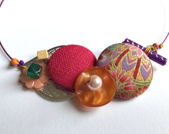 Collier ras de cou « Flower power » boutons recouverts artisanaux,perles et boutons sur tour de cou à vis en fil câblé