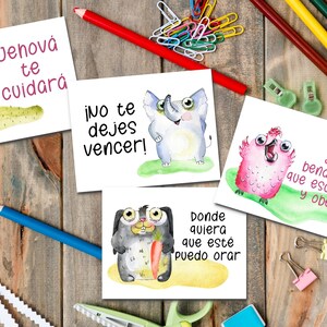 Könnte beinhalten: Fünf illustrierte Karten mit Aquarell-Tierfiguren und inspirierendem Text auf Spanisch. Die Karten zeigen einen Bären, einen Elefanten, einen Vogel, einen Hund und andere Tiere. Buntstifte, Büroklammern und Schreibwaren sind verstreut.