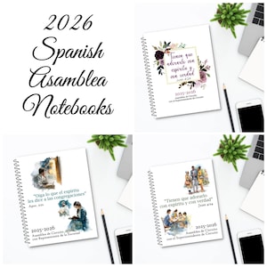 Może przedstawiać: Cztery spiralne notatniki z białymi okładkami. Notatniki zawierają hiszpański tekst, w tym "2026 Spanish Asamblea Notebooks". Każdy notatnik ma inny wzór, w tym kwiaty i obrazy religijne.