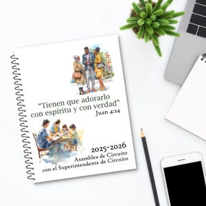Op de afbeelding: Een wit spiraalgebonden notitieboek met Spaanse tekst en illustraties. De tekst bevat "Tienen que adorarlo con espíritu y con verdad" en "Juan 4:24". Het notitieboek bevat ook de tekst "2025-2026 Asamblea de Circuito con el Superintendente de Circuito".