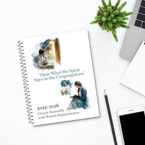 Puede incluir: Un cuaderno blanco con espiral con el texto "Hear What the Spirit Says to the Congregations" y "2025-2026 Circuit Assembly with Branch Representative". La portada presenta ilustraciones en acuarela de personas leyendo. También se ven un lápiz, un teléfono y un portátil.